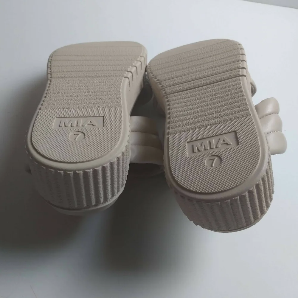 Mia  Lini Platform Beige Sandals size 7